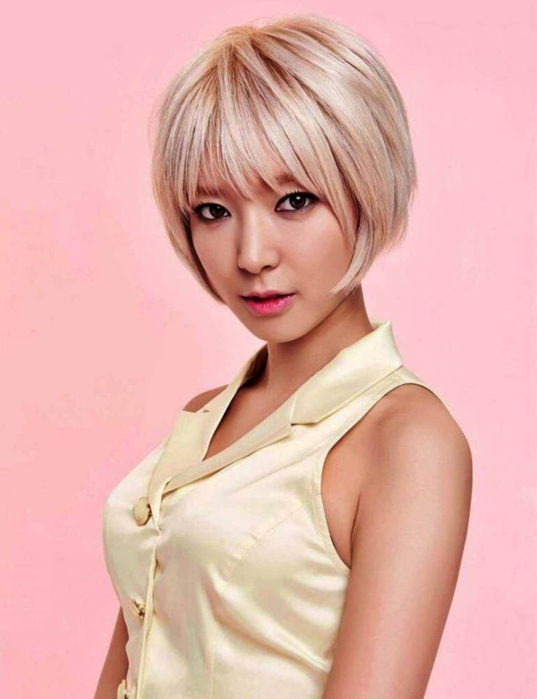 ChoA โชอา เมนโวคอลของวง และเจ้าของลุค สาวผมสั้นสีบลอนด์เป็นเอกลักษณ์