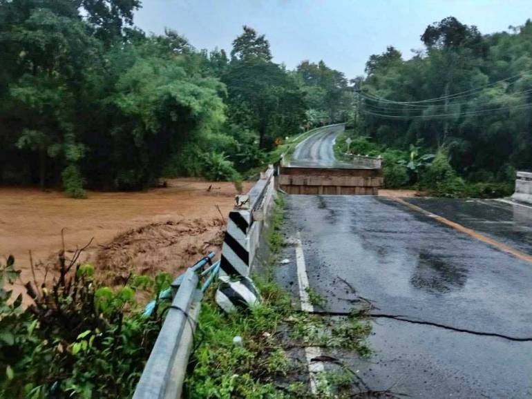 ถนนหลวงหมายเลข 1256 ปัว-บ่อเกลือ  สะพานขาด รถทุกชนิด ไม่สามารถสัญจรได้