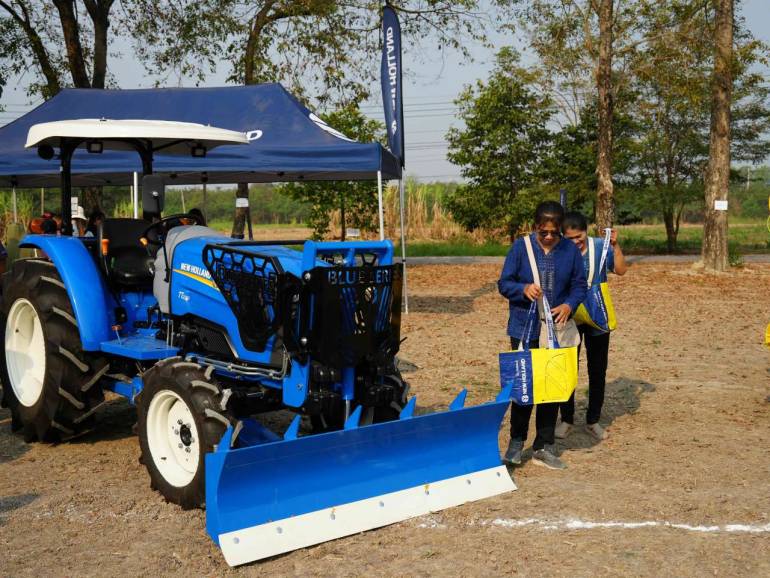 รถแทรกเตอร์นิว ฮอลแลนด์ รุ่น TT2.50 ติดตั้งใบมีดดันหน้า จอดแสดงในงาน Green Gain Day จังหวัดนครสวรรค์