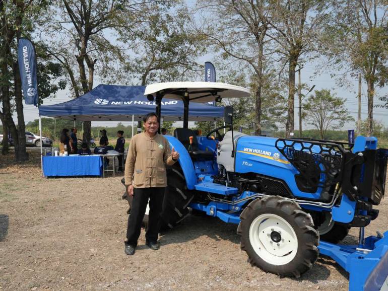 นายพิชัย โสตะ เกษตรกรจังหวัดนครสวรรค์ ผู้ได้รับมอบรถแทรกเตอร์นิว ฮอลแลนด์ รุ่น TT3.50 พร้อมเครื่องสับ เพื่อทดลองใช้งานในแปลงของตน ภายใต้โครงการให้ยืมเครื่องจักรเพื่อทดสอบการใช้งาน