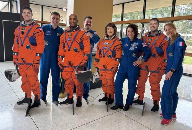 นักบินอวกาศ (ชุดสีส้ม) ทั้ง 4 คนของ อาเทมิส 2 ได้แก่ Reid Wiseman, Victor Glover, Christina Koch และ Jeremy Hansen 