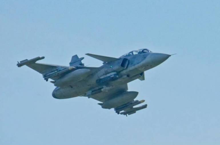 Gripen ทอ.ไทย บินสาธิตการติดตั้งอาวุธ