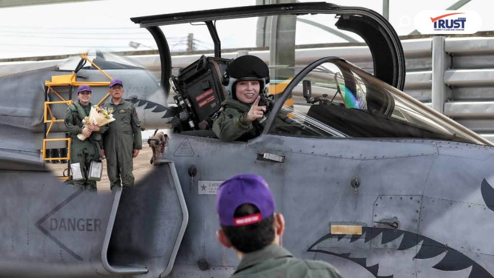 ในหลวง ทอดพระเนตร พระราชินี ทรงฝึกบินเดี่ยว Gripen  ครั้งแรก พระราชทานช่อดอกไม้เป็นกำลังใจ 