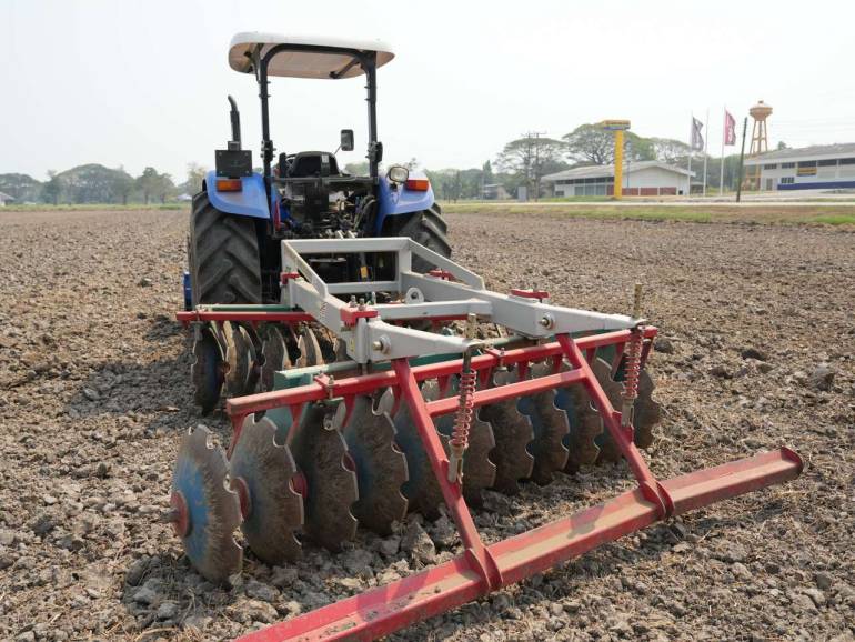 รถแทรกเตอร์นิว ฮอลแลนด์ TT4.90 ติดตั้งชุดไถพรวน 22 จาน (Offset) เพื่อสำหรับสาธิตการไถกลบเศษวัสดุทางการเกษตรในการสาธิตในงาน Green Gain Day จังหวัดนครสวรรค์