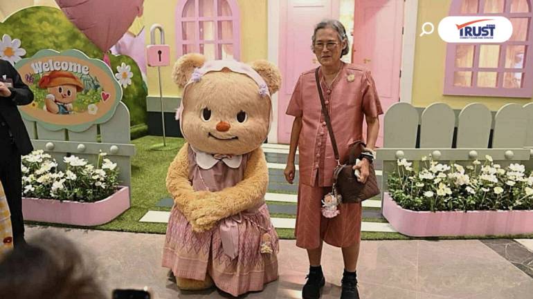 กรมสมเด็จพระเทพฯ ทรงฉายพระรูปกับน้องหมีเนย