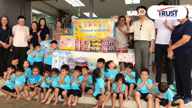 พ่อลูก กฤษณ์-ณภัทร ณรงค์เดช พาทีมงานบริจาคสิ่งของแก่ มูลนิธิเด็กอ่อนในสลัมฯ