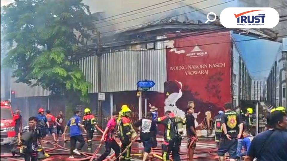ไฟไหม้ตึกเก่าเจริญกรุง 13 แยก เอส.เอ.บี. ดับได้แล้ว โชคดีตึกเก่ารอทุบไม่มีคน 