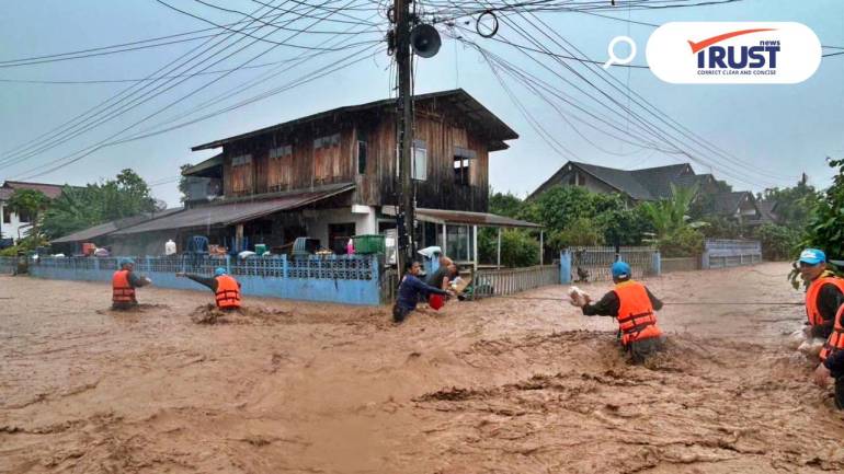 จนท.เร่งช่วยเหลือผู้ประสบภัย น้ำท่วมน่านที่ อ.ปัว เตือนให้ย้ายของขึ้นที่สูง