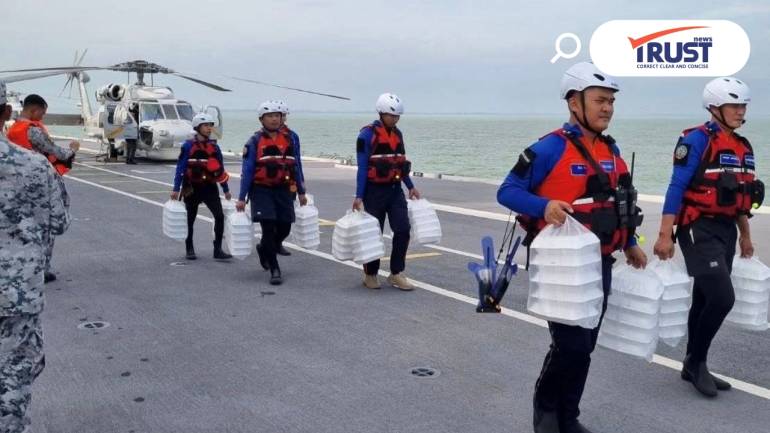 ร.ล.จักรีนฤเบศร เปิดโรงครัวพระราชทานลอยน้ำ ส่งความช่วยเหลือน้ำท่วมสงขลา