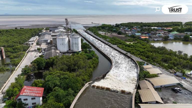 สถานการณ์น้ำท่วมวันนี้ จม 15 จว. เขื่อนใหญ่เต็มความจุ เดือดร้อน 5 แสน เสียชีวิต 13 ราย 